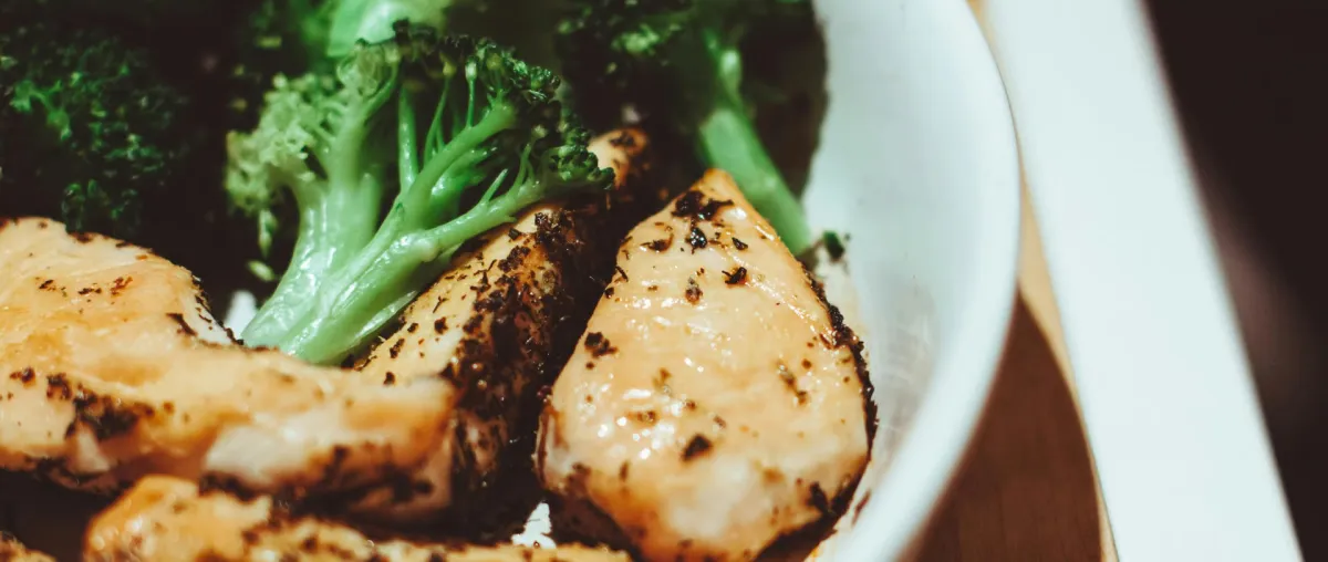 Kepinta vištiena su brokoliais ir žiediniais kopūstais